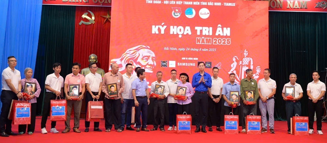 “Ký họa tri ân” trao ảnh phục dựng chân dung các anh hùng liệt sĩ - Ảnh 2.