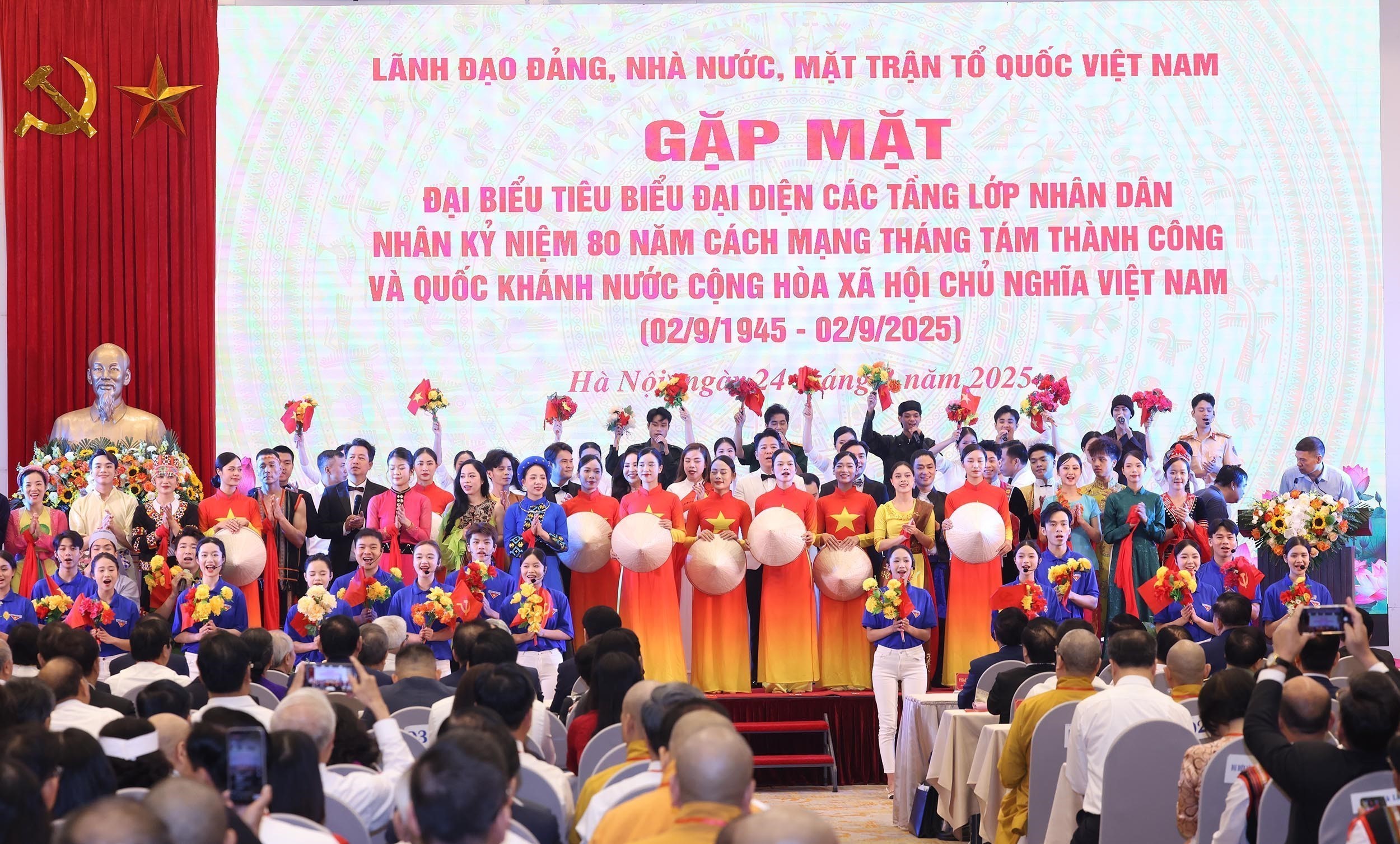 Chủ tịch nước và Thủ tướng gặp mặt đại biểu tiêu biểu các tầng lớp nhân dân tham dự Đại lễ 2/9 - Ảnh 6.
