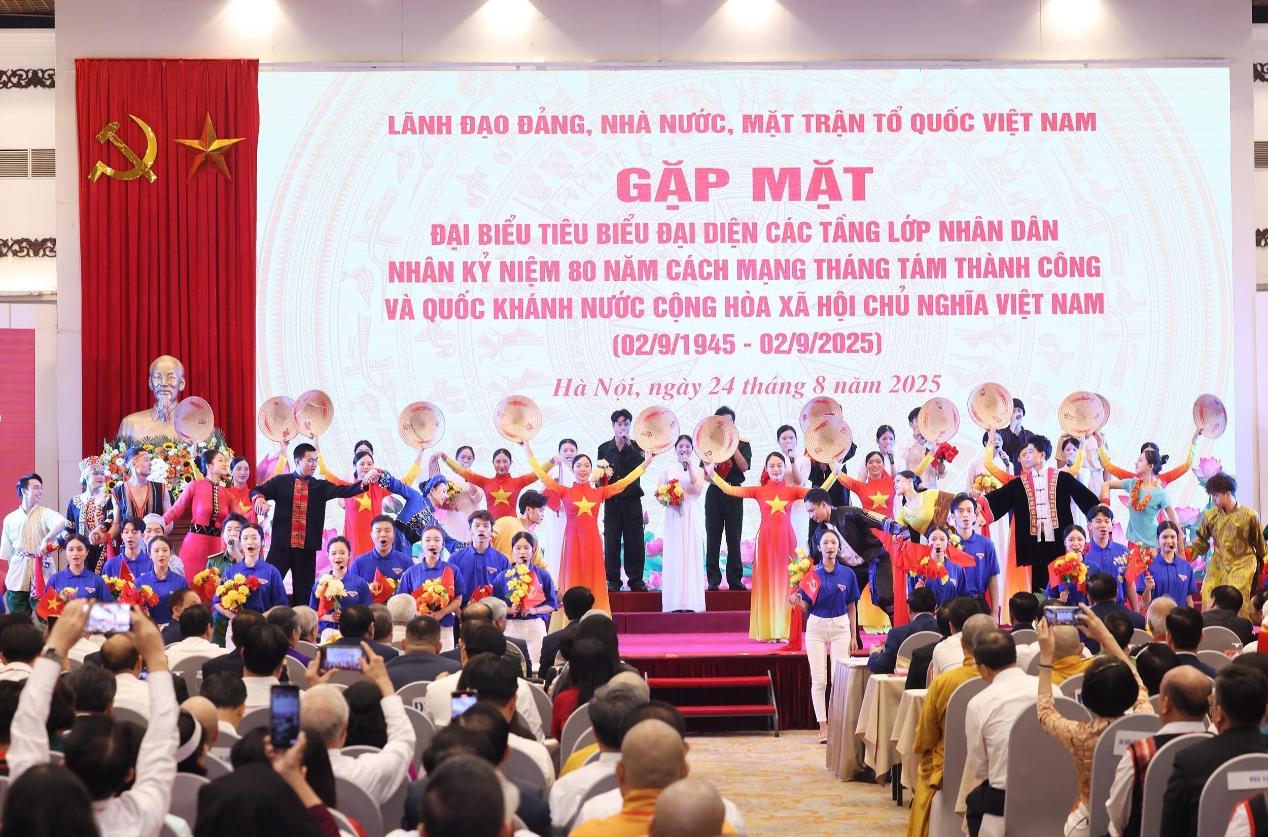 Chủ tịch nước và Thủ tướng gặp mặt đại biểu tiêu biểu các tầng lớp nhân dân tham dự Đại lễ 2/9 - Ảnh 5.