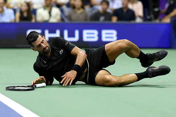 Djokovic phải rất vất vả mới vượt qua tay vợt trẻ người Mỹ gốc Việt Learner Tien ở vòng 1 US Open 2025