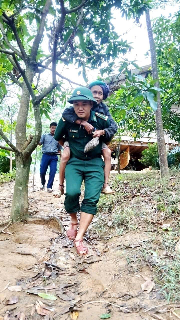 Ứng phó với bão số 5: Căng mình xuyên đêm hỗ trợ di dời, sơ tán dân đến nơi an toàn - Ảnh 7.