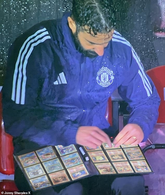 CĐV Man United 'đứng hình' trước hành động kỳ lạ của HLV Ruben Amorim ở trận thua sốc - Ảnh 2.