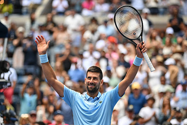 Novak Djokovic vượt khó để đánh bại tay vợt vượt qua vòng loại Zachary Svajda 6-7, 6-3, 6-3, 6-1 ở vòng hai US Open 2025.