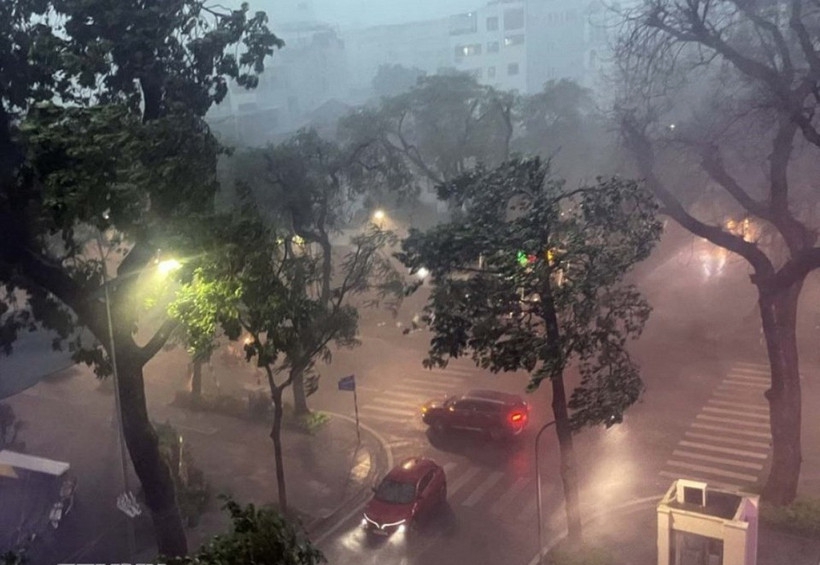 Cảnh báo mưa dông tại Hà Nội, lũ và mưa lớn ở nhiều khu vực - Ảnh 1.