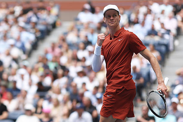 Jannik Sinner tiếp tục thể hiện phong độ hủy diệt tại các giải Grand Slam sân cứng khi vượt qua Alexei Popyrin với tỷ số 6-3, 6-2, 6-2 ở vòng hai US Open 2025
