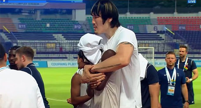 Son Heung Min Bị 'Người Khổng Lồ' Mma Bế Bổng Gây Sốt - Ảnh 2. Son Heung Min