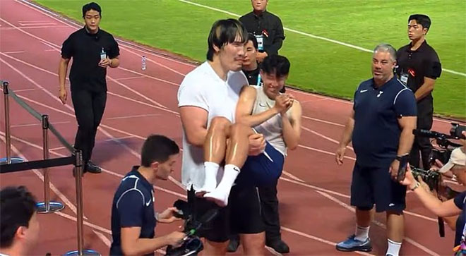 Son Heung Min Bị 'Người Khổng Lồ' Mma Bế Bổng Gây Sốt - Ảnh 1. Son Heung Min
