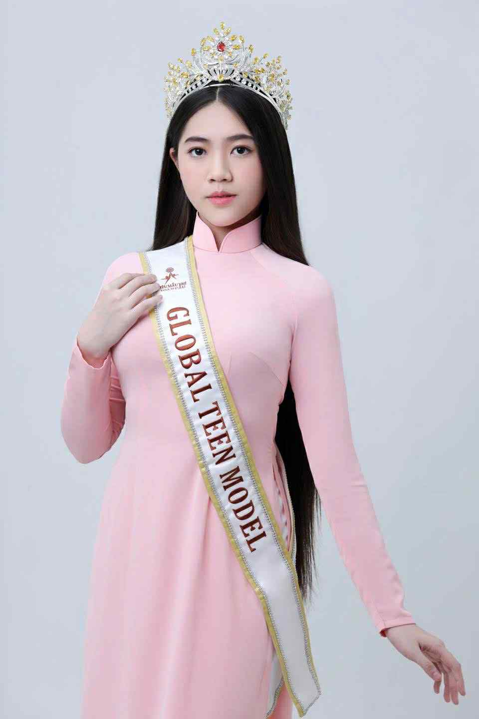 Lê Ngọc Hương - &quot;Tắc kè hoa&quot; gen Z biến hoá trong làng thời trang - Ảnh 1.