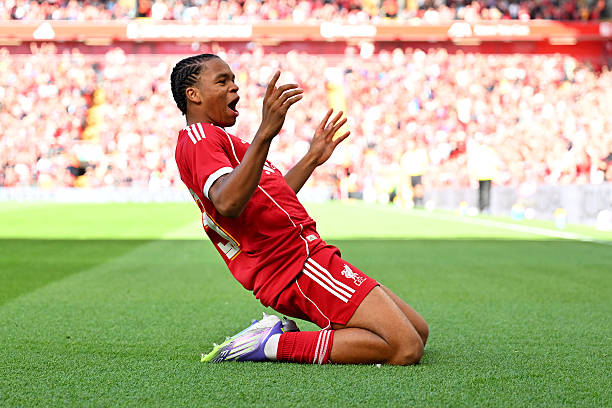 Rio Ngumoha ghi bàn ngay trận đầu tiên ra mắt Liverpool tại Anfield