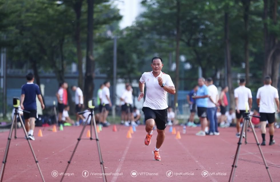 Trọng tài giúp V-League nâng tầm, cần trân trọng &quot;vua áo đen&quot; - Ảnh 1.