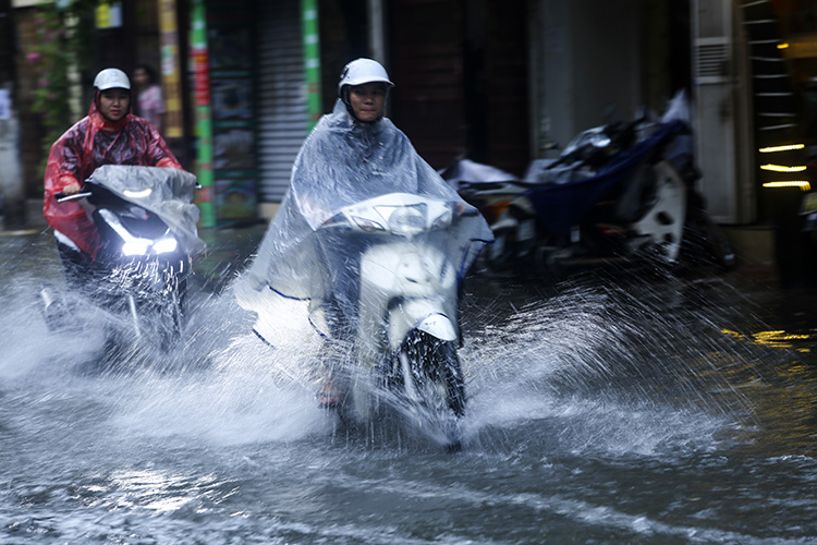 Dự báo thời tiết ngày 6/8: Miền Bắc có mưa vừa, mưa to; Trung Bộ và Nam Bộ duy trì nắng nóng - Ảnh 1. Dự báo thời tiết ngày 6/8: Miền Bắc có mưa vừa, mưa to; Trung Bộ và Nam Bộ duy trì nắng nóng - Ảnh 1.