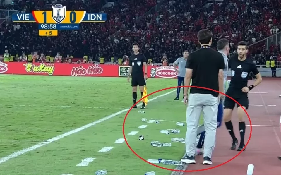 Chủ tịch LĐBĐ Indonesia nói thẳng vụ chai nước ngoài đường biên ở trận chung kết của U23 Việt Nam - Ảnh 1.