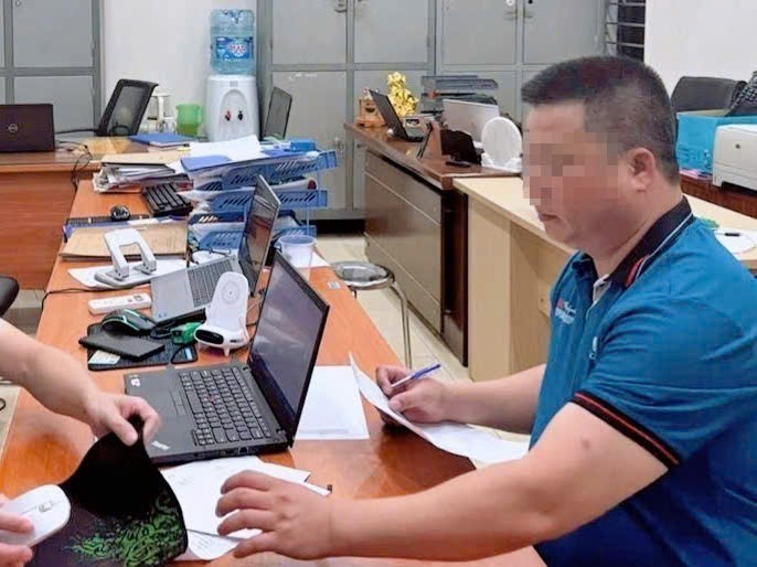 Tạm giữ hình sự tài xế xe con rút chìa khóa xe khách trên đường Vành đai 3 - Ảnh 1.