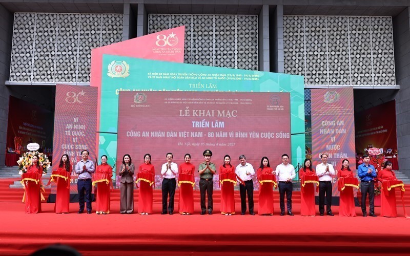 Khai mạc Triển lãm “Công an nhân dân Việt Nam - 80 năm vì bình yên cuộc sống” - Ảnh 1. Khai mạc Triển lãm “Công an nhân dân Việt Nam - 80 năm vì bình yên cuộc sống” - Ảnh 1.