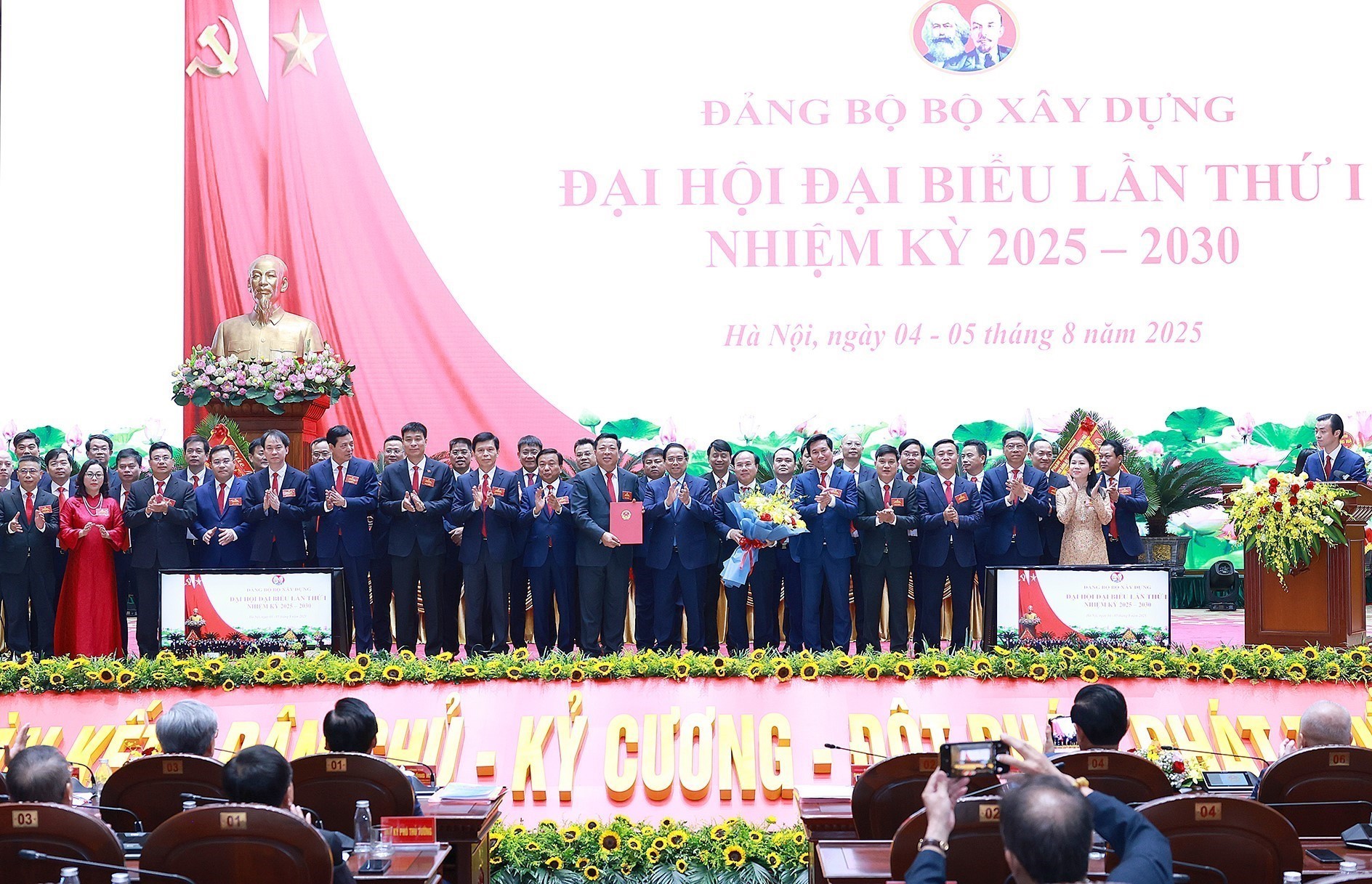 Thủ tướng Phạm Minh Chính dự Đại hội Đảng bộ Bộ Xây dựng lần thứ Nhất, nhiệm kỳ 2025-2030 - Ảnh 8. Thủ tướng Phạm Minh Chính dự Đại hội Đảng bộ Bộ Xây dựng lần thứ Nhất, nhiệm kỳ 2025-2030 - Ảnh 8.