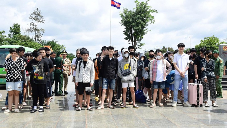 Khởi tố nhóm đối tượng sang Campuchia lừa đảo người Việt Nam qua mạng - Ảnh 1. Khởi tố nhóm đối tượng sang Campuchia lừa đảo người Việt Nam qua mạng - Ảnh 1.