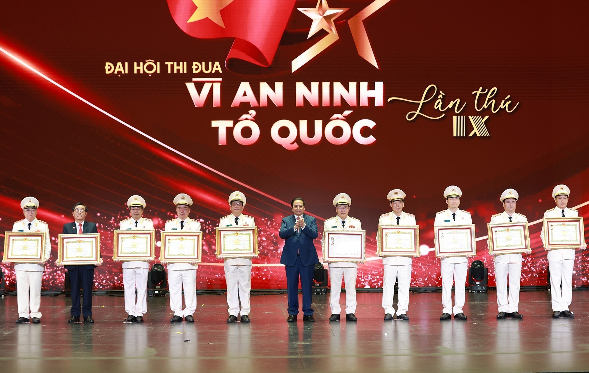 Thủ tướng dự Đại hội Thi đua “Vì an ninh Tổ quốc” lần thứ 9 - Ảnh 11. Thủ tướng dự Đại hội Thi đua “Vì an ninh Tổ quốc” lần thứ 9 - Ảnh 11.