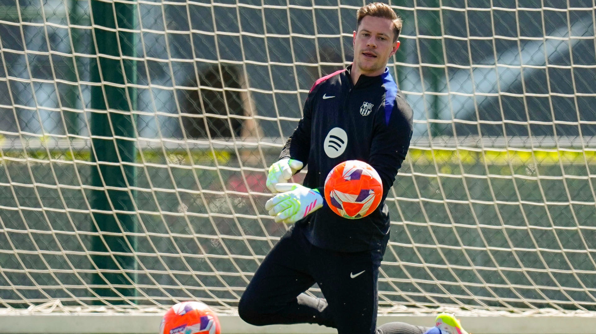 Ter Stegen mâu thuẫn Barca: Cuộc ly hôn chưa ký tên