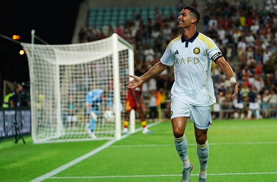 Ronaldo lập hat-trick trong chiến thắng đậm khi lần đầu đá cặp với đồng đội ở Bồ Đào Nha - Ảnh 1.