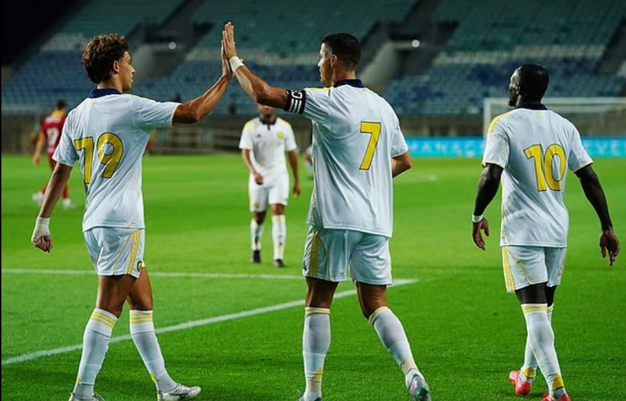 Ronaldo lập hat-trick trong chiến thắng đậm khi lần đầu đá cặp với đồng đội ở Bồ Đào Nha - Ảnh 2.
