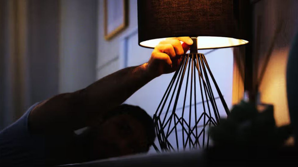 Ánh sáng ban đêm âm thầm tàn phá não bộ, tâm trạng và trao đổi chất