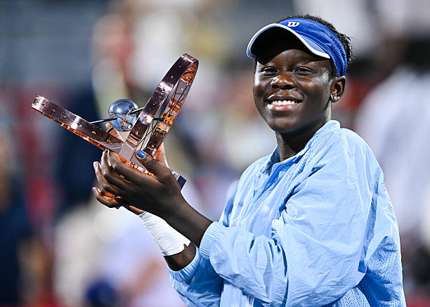 Tay vợt 18 tuổi đánh bại nhà vô địch Grand Slam 4 lần, giành danh hiệu lịch sử trong sự nghiệp - Ảnh 1.