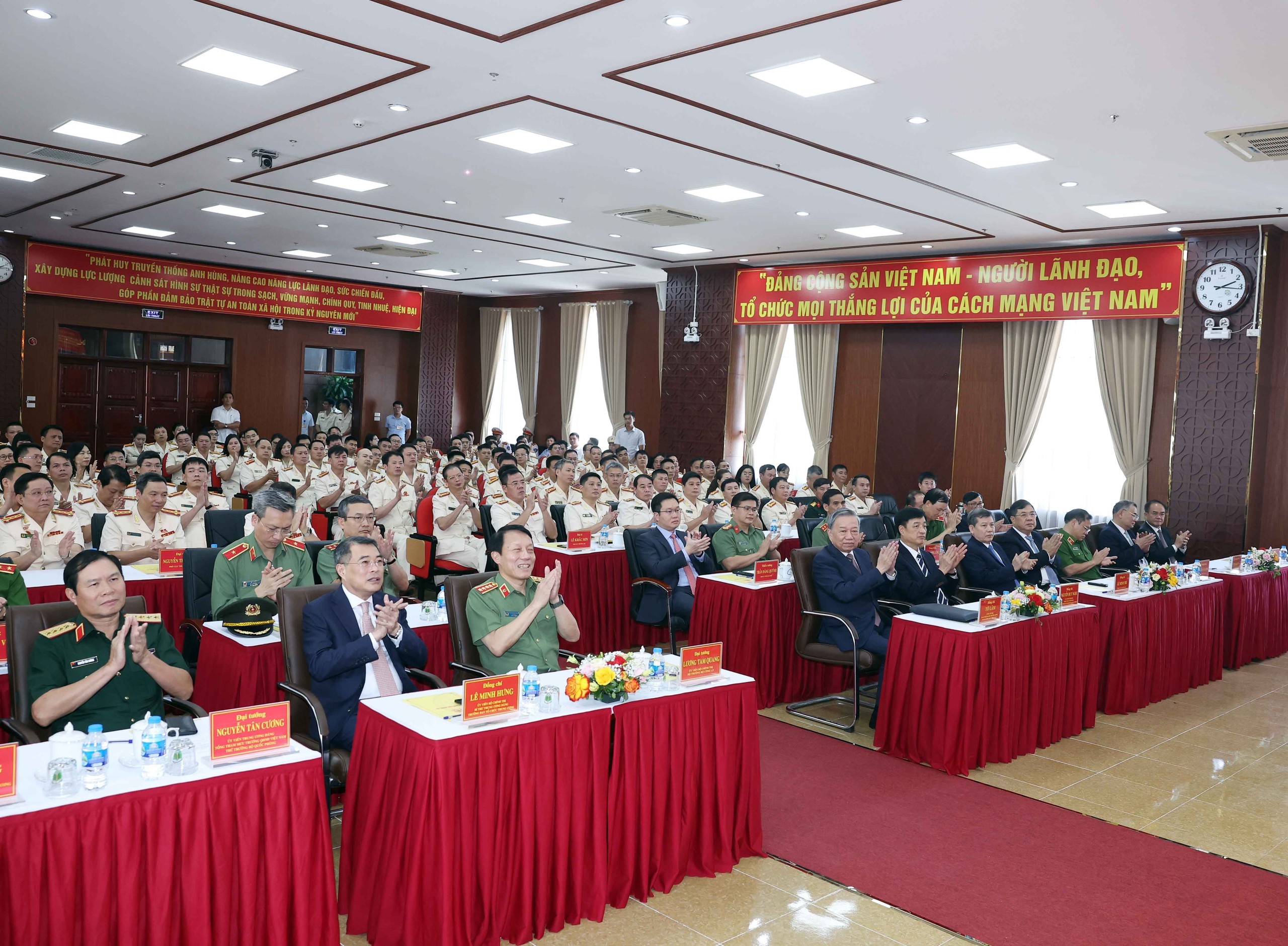 Tổng Bí thư Tô Lâm thăm, làm việc với Cục Cảnh sát hình sự - Ảnh 4.
