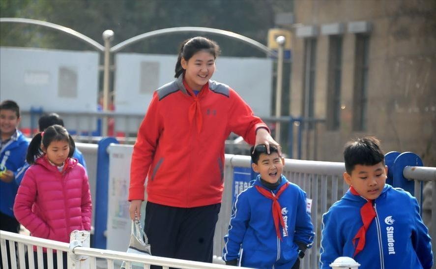 Nữ VĐV Trung Quốc có chiều cao chỉ kém huyền thoại Yao Ming 3cm gây sốt - Ảnh 3.