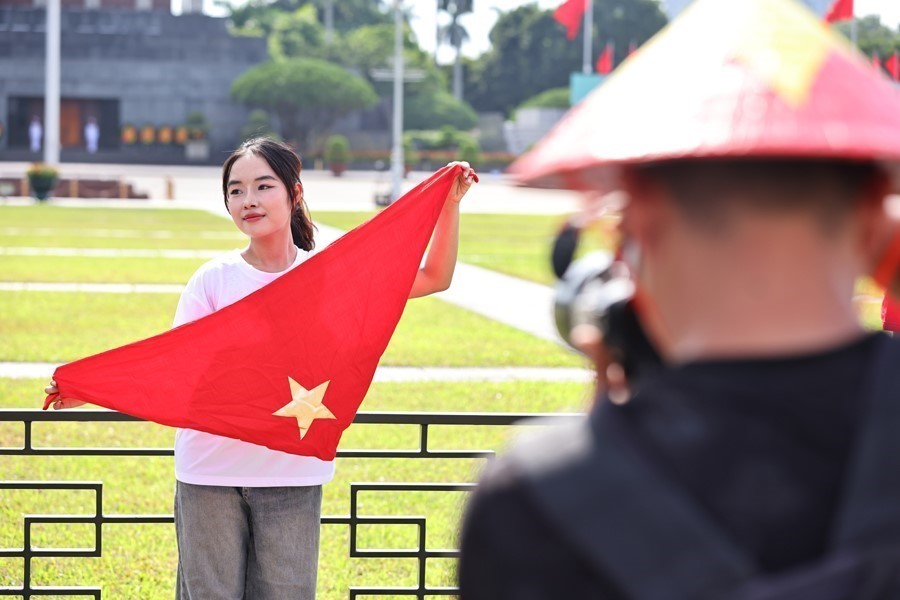 Nhiều người dân chụp ảnh tại khu vực Quảng trường Ba Đình trước ngày hội lớn - Ảnh 4.