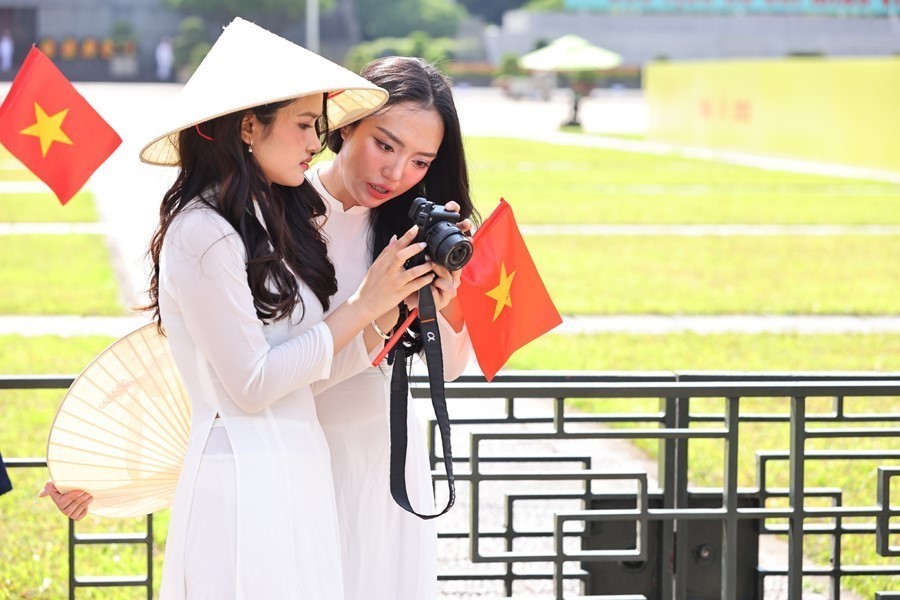Nhiều người dân chụp ảnh tại khu vực Quảng trường Ba Đình trước ngày hội lớn - Ảnh 3.