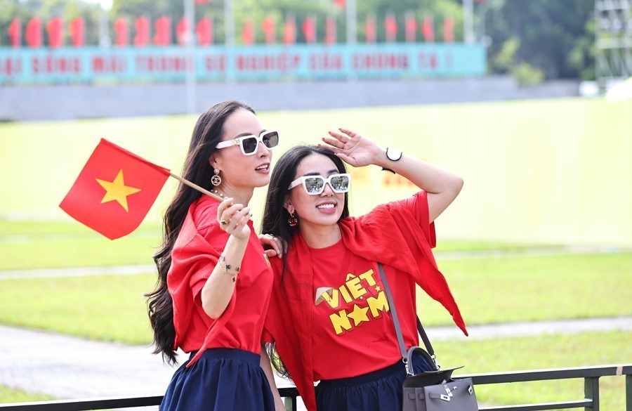 Nhiều người dân chụp ảnh tại khu vực Quảng trường Ba Đình trước ngày hội lớn - Ảnh 1.