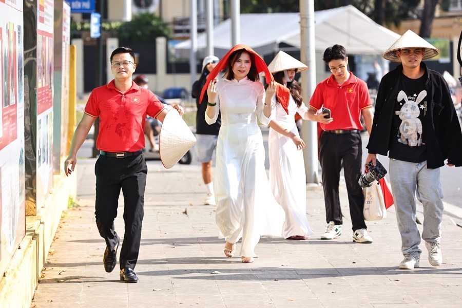 Nhiều người dân chụp ảnh tại khu vực Quảng trường Ba Đình trước ngày hội lớn - Ảnh 5.