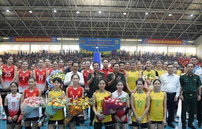 Đại tướng Phan Văn Giang chúc mừng đội trẻ Binh chủng Thông tin. Ảnh: Fanpage Binh Chủng Thông Tin Binh Đoàn 19