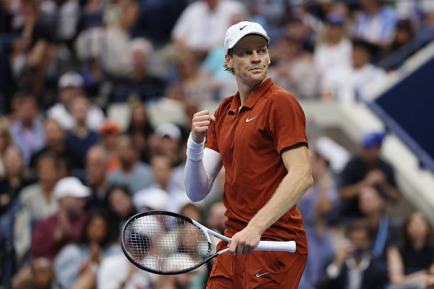 Với thành tích lọt vào cả bốn trận chung kết Grand Slam trong một mùa, Sinner trở thành tay vợt thứ tư trong Kỷ nguyên Mở (Open Era) làm được điều này, sau Rod Laver, Roger Federer và Novak Djokovic