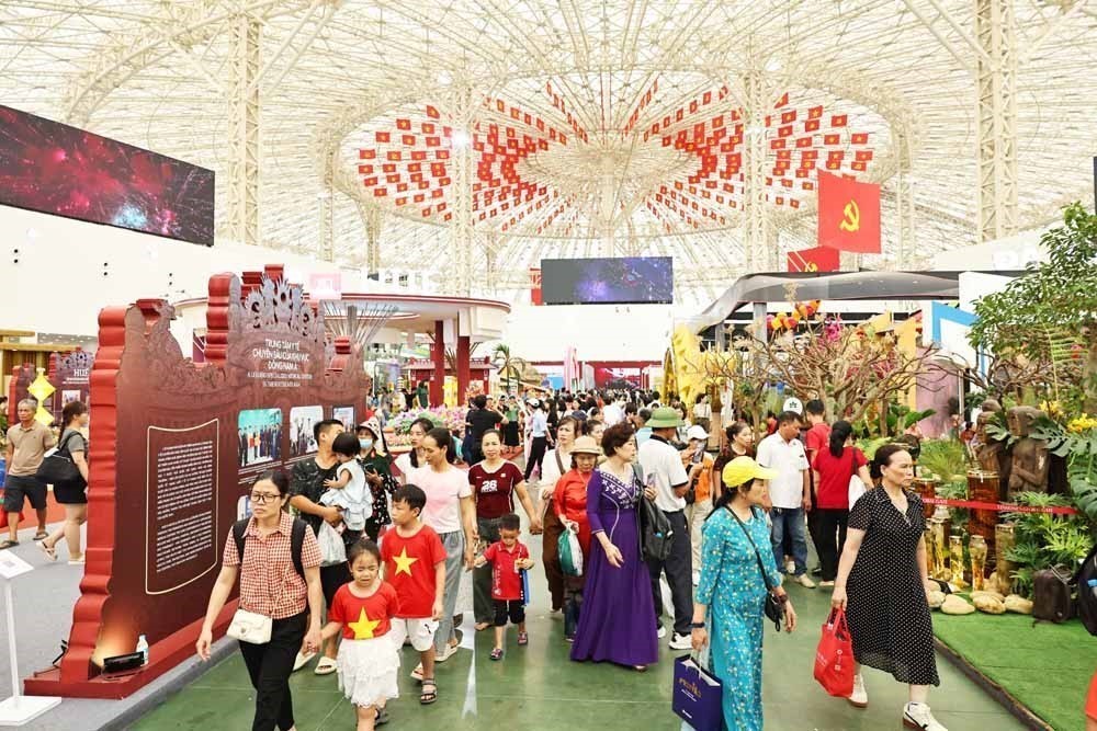 Người dân tiếp tục đổ về tham quan Triển lãm “80 năm Hành trình Độc lập - Tự do - Hạnh phúc - Ảnh 13.