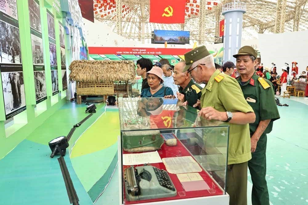 Người dân tiếp tục đổ về tham quan Triển lãm “80 năm Hành trình Độc lập - Tự do - Hạnh phúc - Ảnh 11.