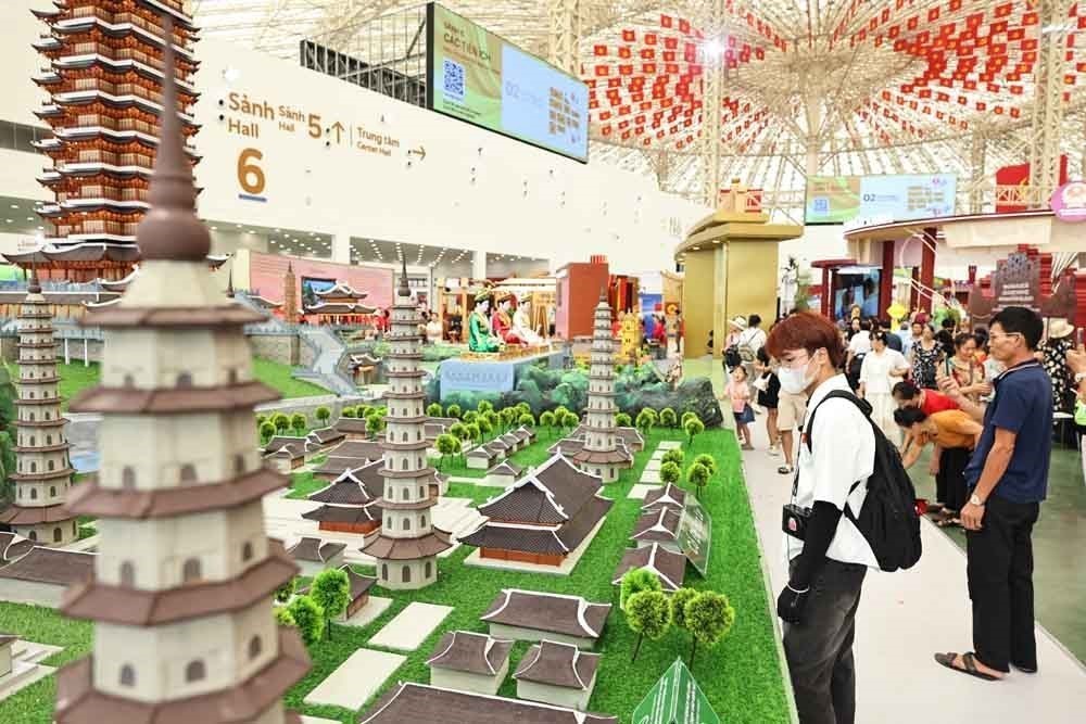 Người dân tiếp tục đổ về tham quan Triển lãm “80 năm Hành trình Độc lập - Tự do - Hạnh phúc - Ảnh 12.