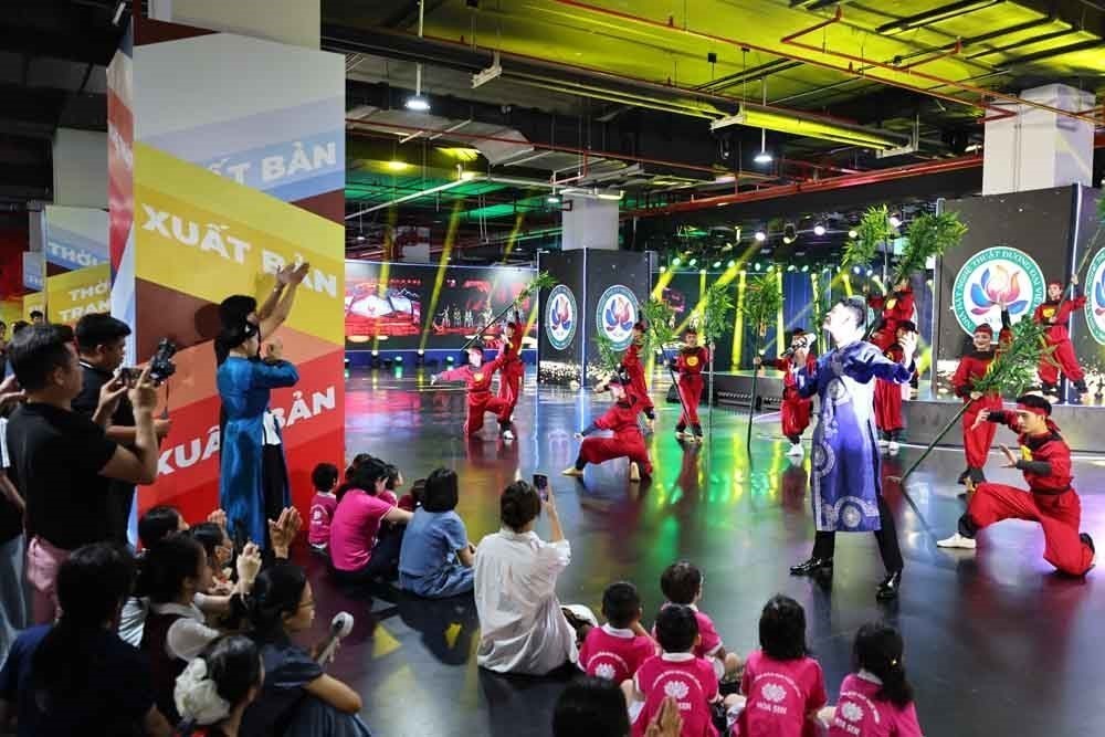 Người dân tiếp tục đổ về tham quan Triển lãm “80 năm Hành trình Độc lập - Tự do - Hạnh phúc - Ảnh 9.