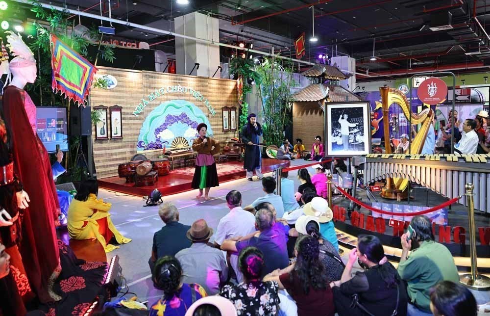 Người dân tiếp tục đổ về tham quan Triển lãm “80 năm Hành trình Độc lập - Tự do - Hạnh phúc - Ảnh 10.