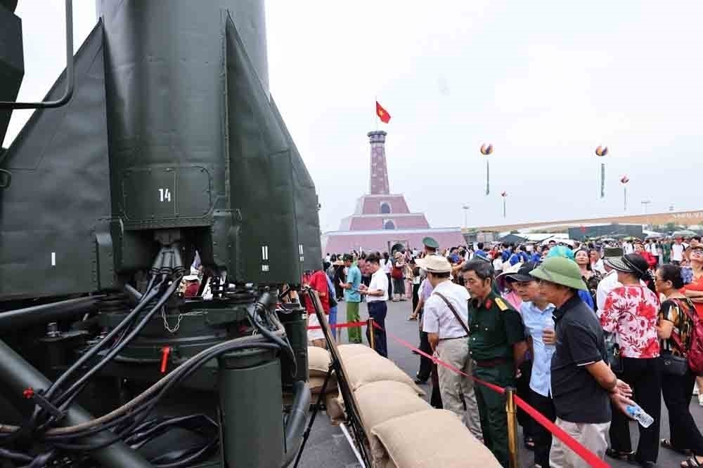 Người dân tiếp tục đổ về tham quan Triển lãm “80 năm Hành trình Độc lập - Tự do - Hạnh phúc - Ảnh 2.