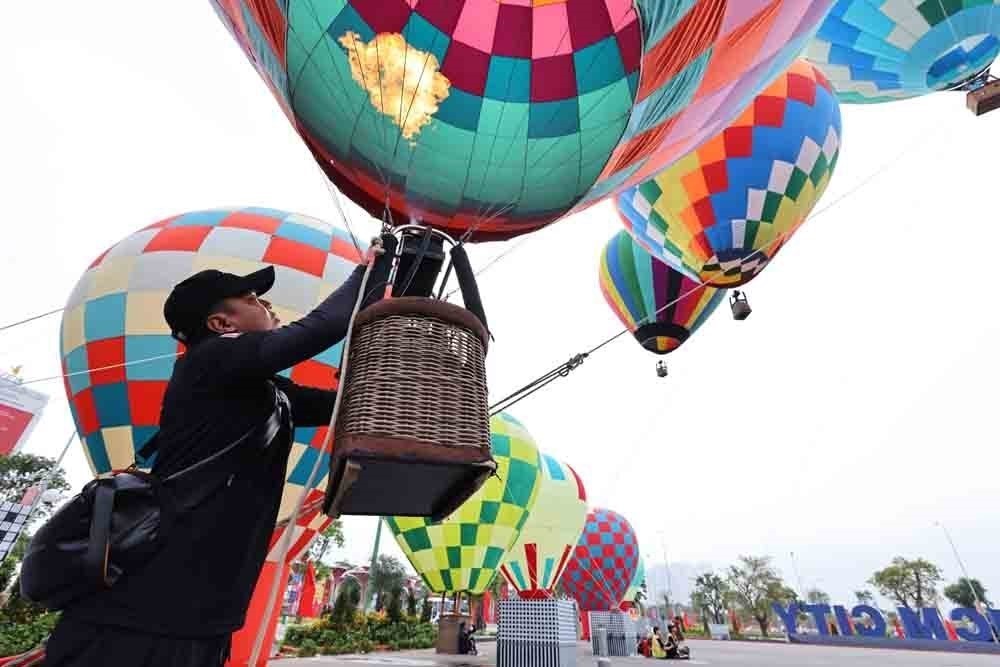 Người dân tiếp tục đổ về tham quan Triển lãm “80 năm Hành trình Độc lập - Tự do - Hạnh phúc - Ảnh 4.