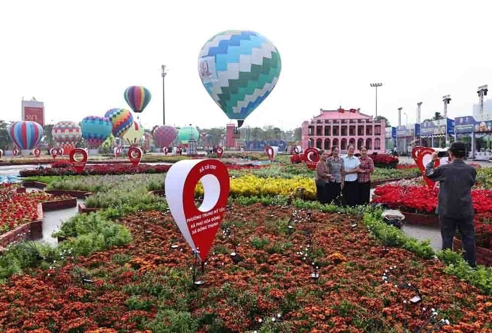 Người dân tiếp tục đổ về tham quan Triển lãm “80 năm Hành trình Độc lập - Tự do - Hạnh phúc - Ảnh 3.