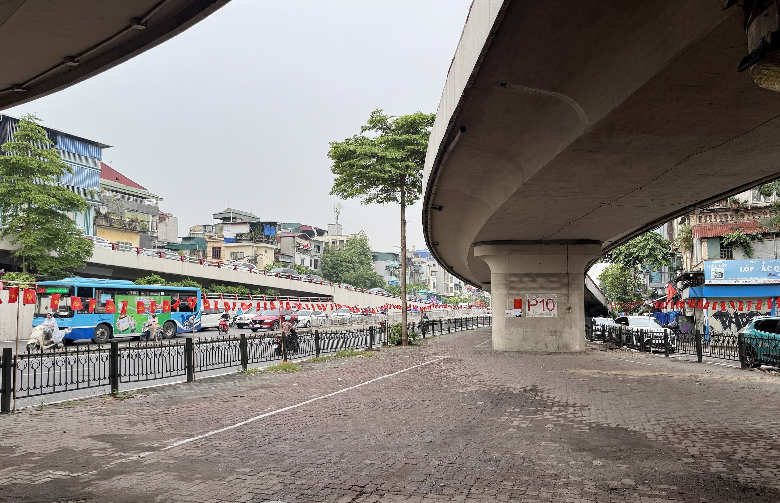 Nhiều bãi xe dưới gầm cầu ở Hà Nội đóng cửa sau yêu cầu của chính quyền - Ảnh 2.