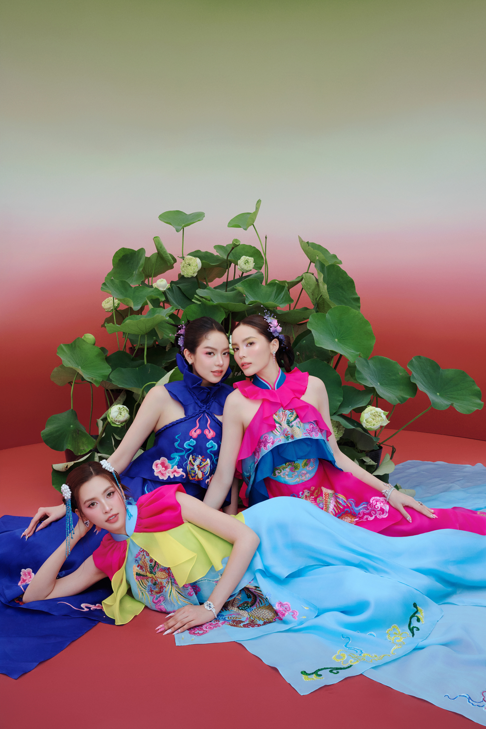 Tiểu Vy - Thanh Thủy - Kỳ Duyên: Nàng thơ của Linh San trong show Lụa Là Trà Hoa - Ảnh 3.