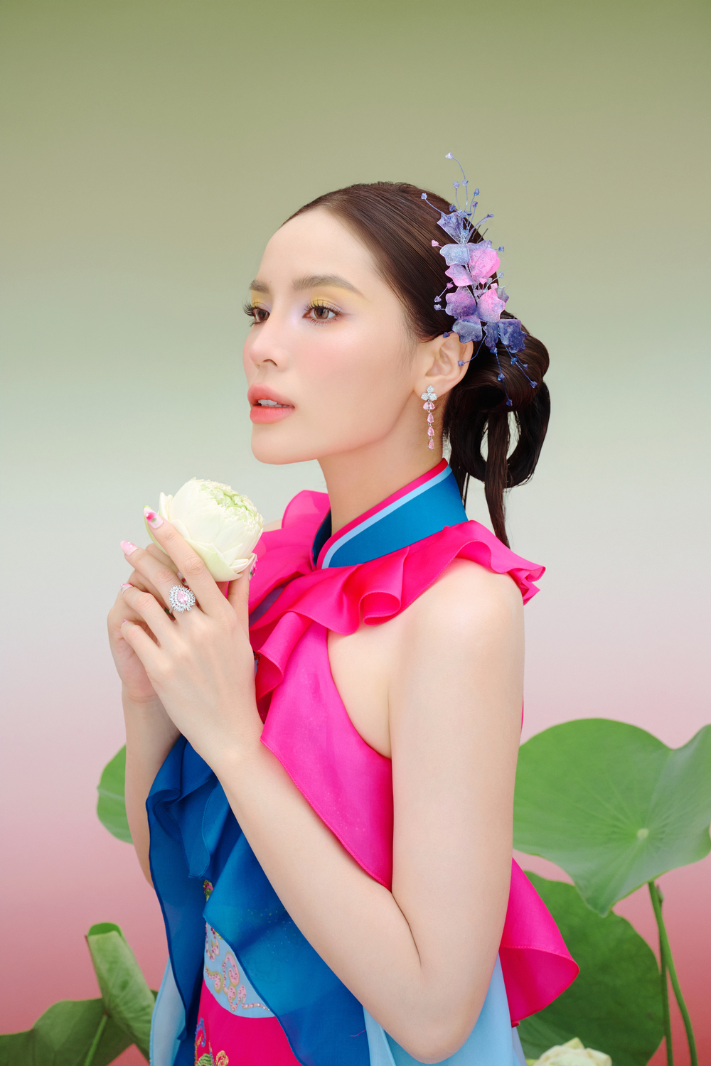 Tiểu Vy - Thanh Thủy - Kỳ Duyên: Nàng thơ của Linh San trong show Lụa Là Trà Hoa - Ảnh 6.