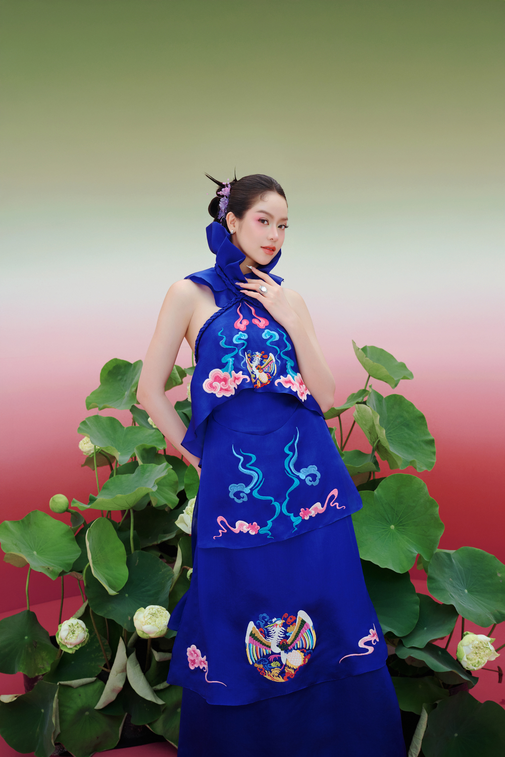 Tiểu Vy - Thanh Thủy - Kỳ Duyên: Nàng thơ của Linh San trong show Lụa Là Trà Hoa - Ảnh 4.