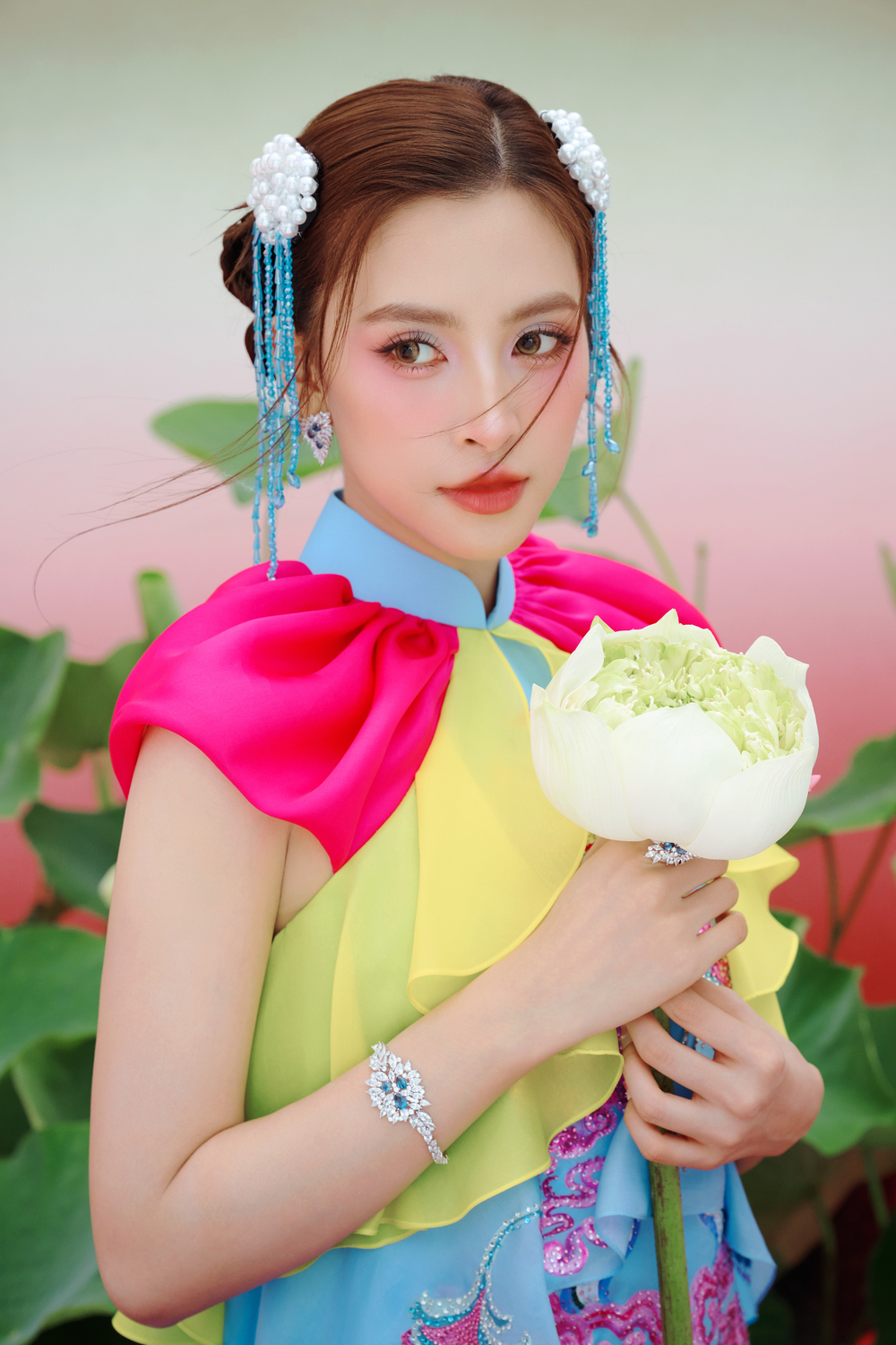 Tiểu Vy - Thanh Thủy - Kỳ Duyên: Nàng thơ của Linh San trong show Lụa Là Trà Hoa - Ảnh 9.