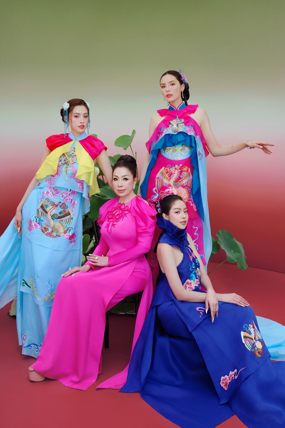 Tiểu Vy - Thanh Thủy - Kỳ Duyên: Nàng thơ của Linh San trong show Lụa Là Trà Hoa - Ảnh 1.