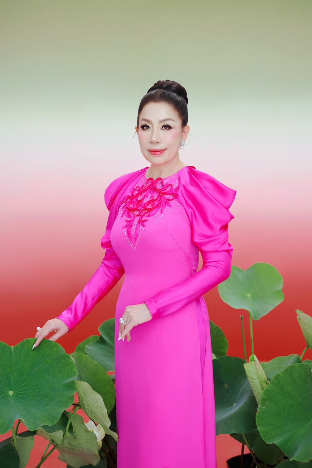 Tiểu Vy - Thanh Thủy - Kỳ Duyên: Nàng thơ của Linh San trong show Lụa Là Trà Hoa - Ảnh 2.
