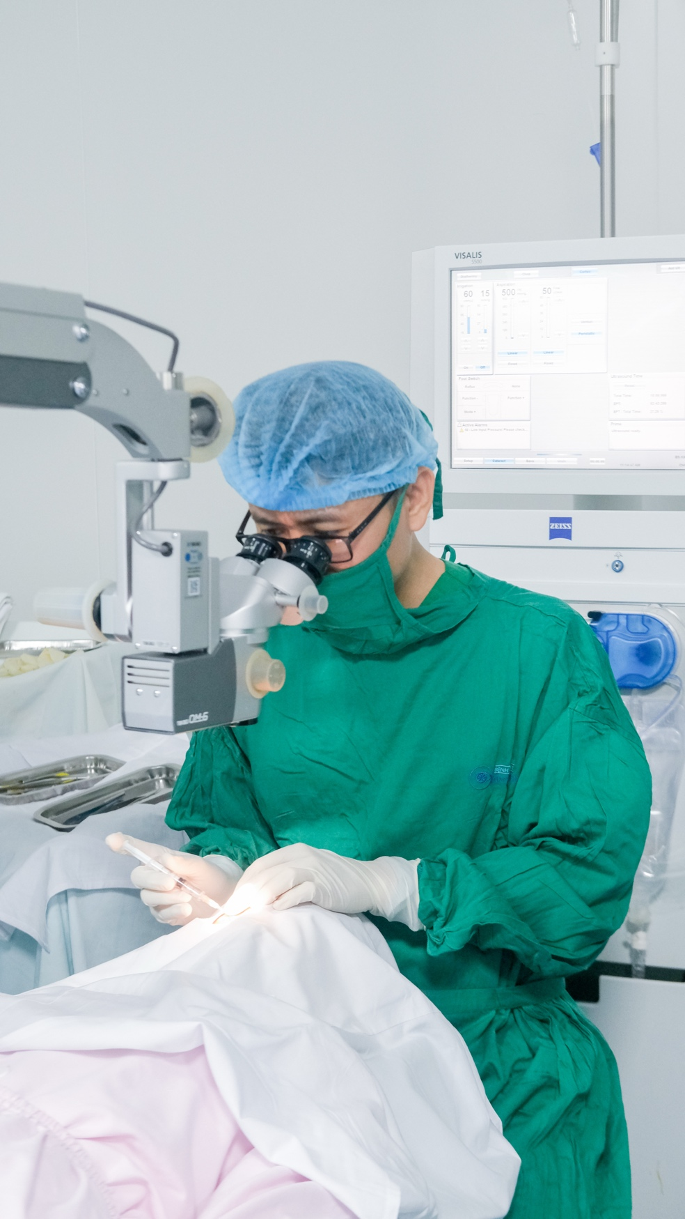 Phẫu thuật sụp mi bẩm sinh thành công, bé gái lấy lại ánh nhìn trước thềm lớp 9 - Ảnh 2.